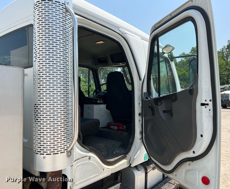 image for item II9114 2007 Freightliner Business Class M2  utility / service truck