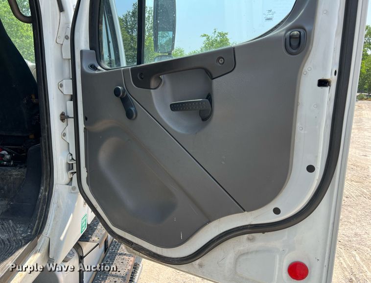 image for item II9114 2007 Freightliner Business Class M2  utility / service truck