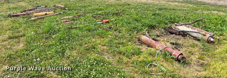 image for item II9127 Approximately 27 hydraulic cylinders