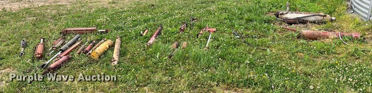 image for item II9127 Approximately 27 hydraulic cylinders