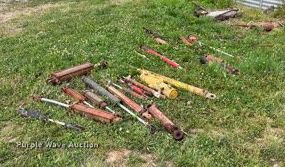 image for item II9127 Approximately 27 hydraulic cylinders