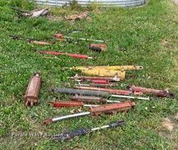 image for item II9127 Approximately 27 hydraulic cylinders