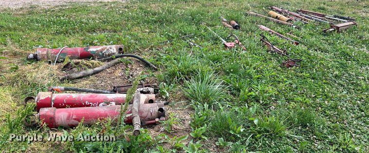 image for item II9127 Approximately 27 hydraulic cylinders