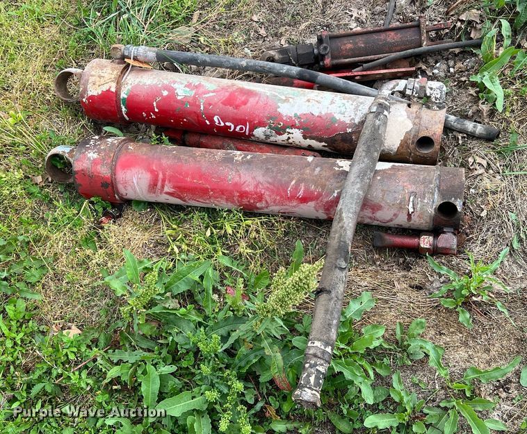 image for item II9127 Approximately 27 hydraulic cylinders