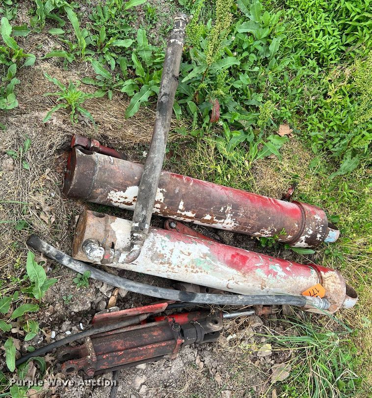 image for item II9127 Approximately 27 hydraulic cylinders
