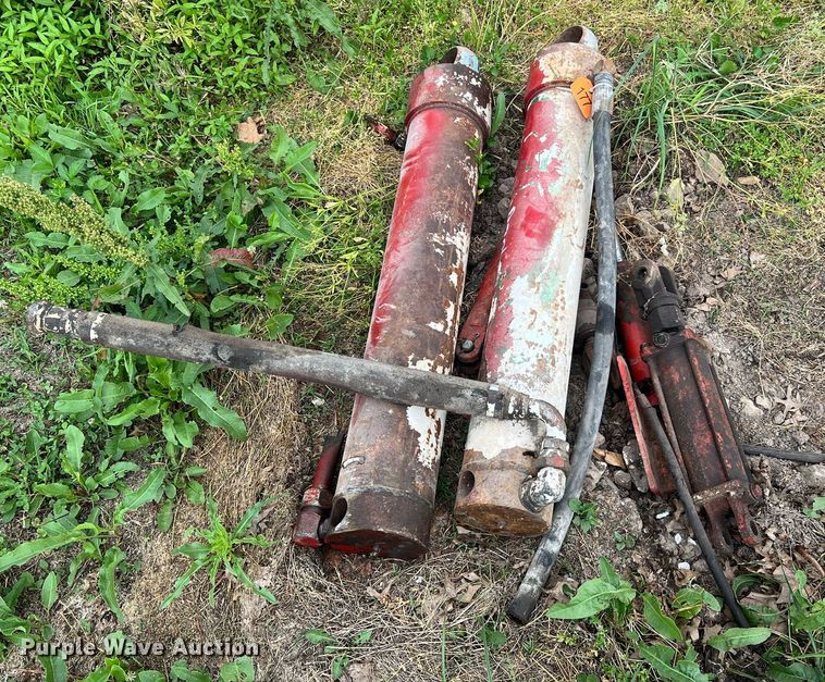 image for item II9127 Approximately 27 hydraulic cylinders