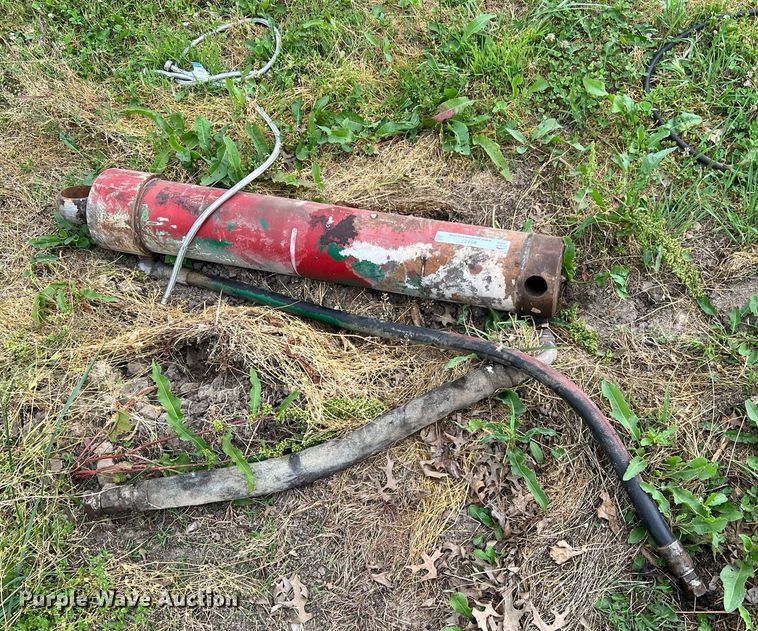 image for item II9127 Approximately 27 hydraulic cylinders