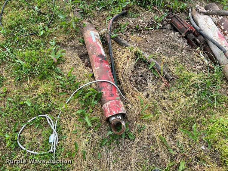 image for item II9127 Approximately 27 hydraulic cylinders