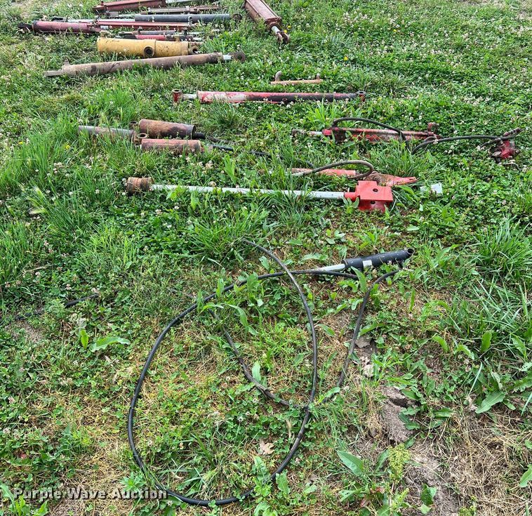 image for item II9127 Approximately 27 hydraulic cylinders