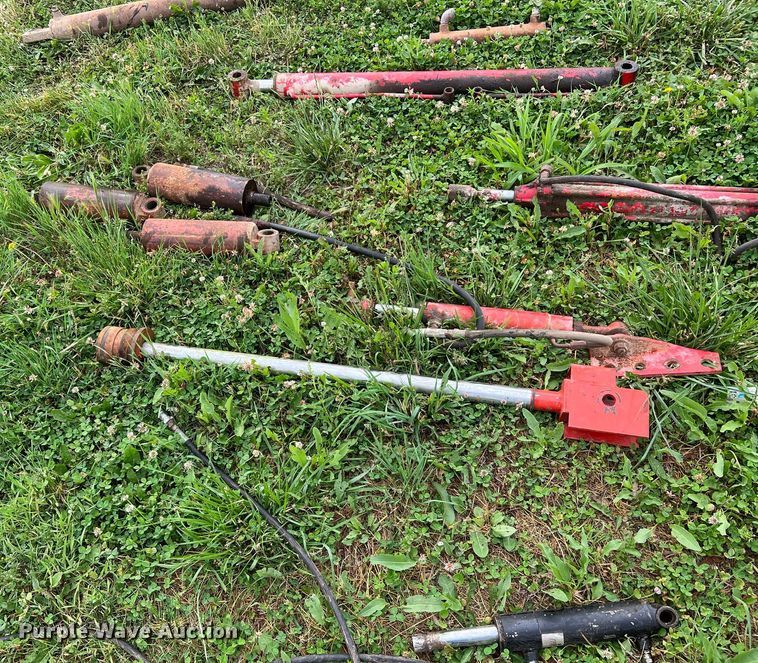 image for item II9127 Approximately 27 hydraulic cylinders