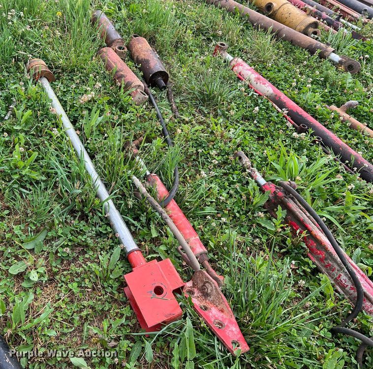 image for item II9127 Approximately 27 hydraulic cylinders