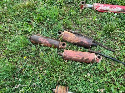 image for item II9127 Approximately 27 hydraulic cylinders