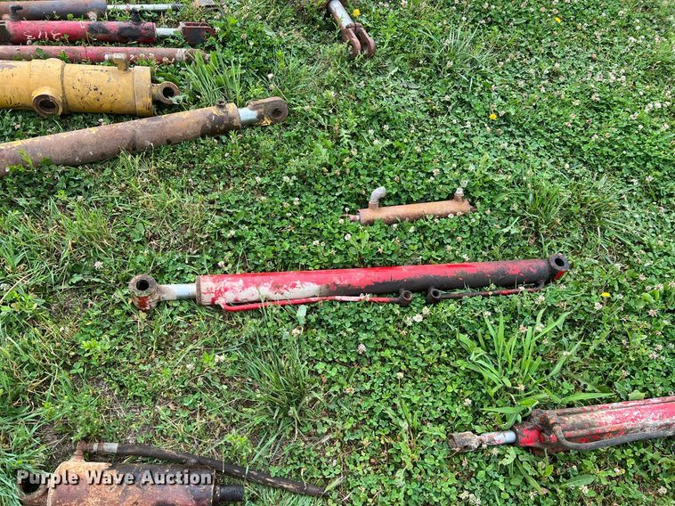 image for item II9127 Approximately 27 hydraulic cylinders