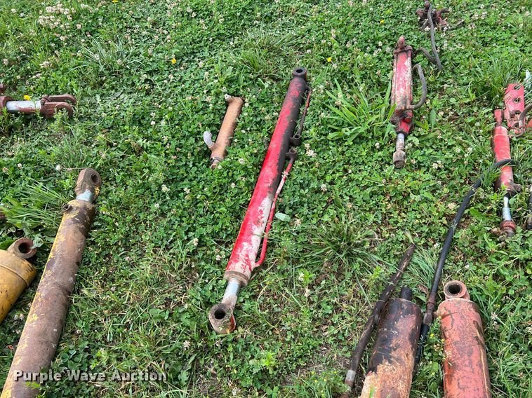 image for item II9127 Approximately 27 hydraulic cylinders