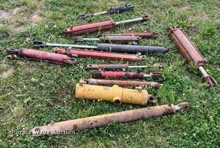 image for item II9127 Approximately 27 hydraulic cylinders