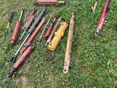 image for item II9127 Approximately 27 hydraulic cylinders