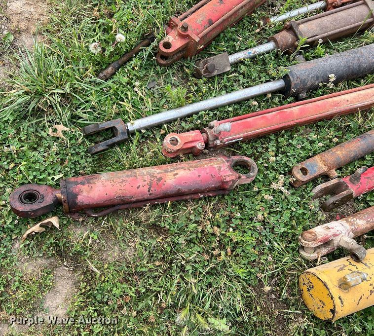 image for item II9127 Approximately 27 hydraulic cylinders
