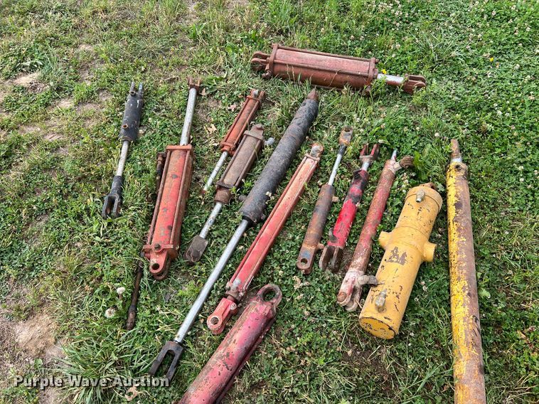 image for item II9127 Approximately 27 hydraulic cylinders