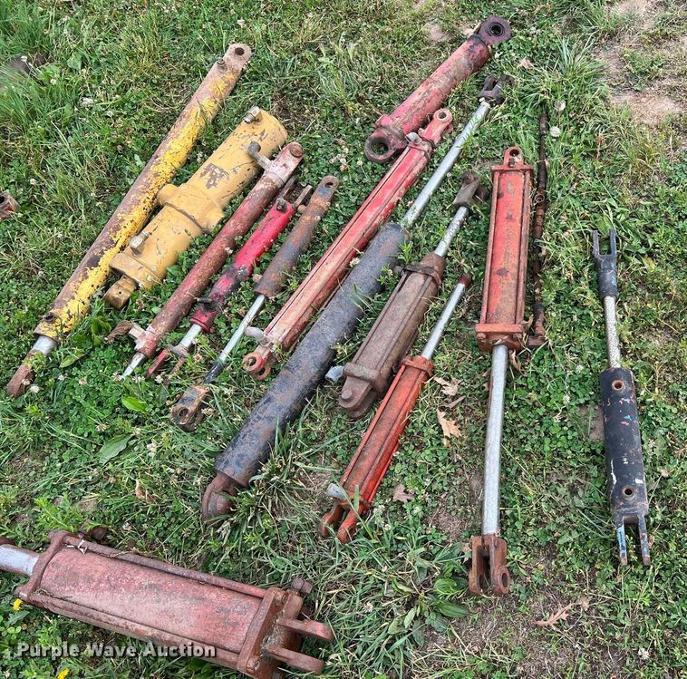 image for item II9127 Approximately 27 hydraulic cylinders
