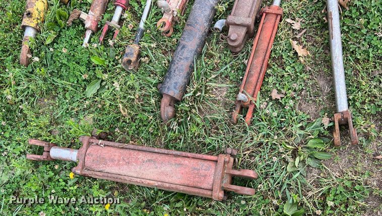 image for item II9127 Approximately 27 hydraulic cylinders