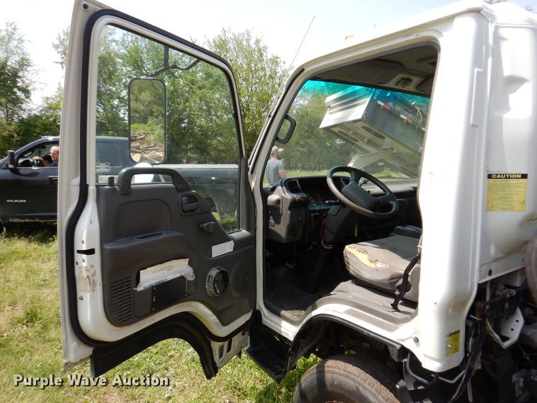 image for item JO9156 2005 GMC W4500  flatbed truck