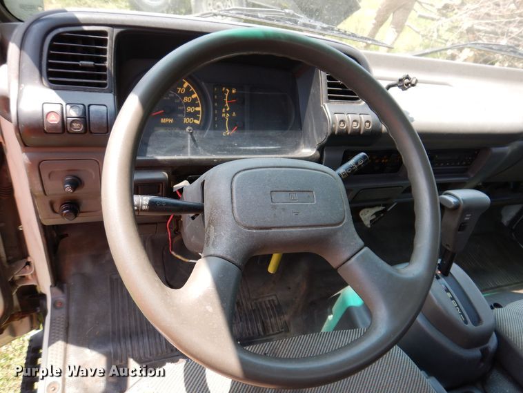 image for item JO9156 2005 GMC W4500  flatbed truck