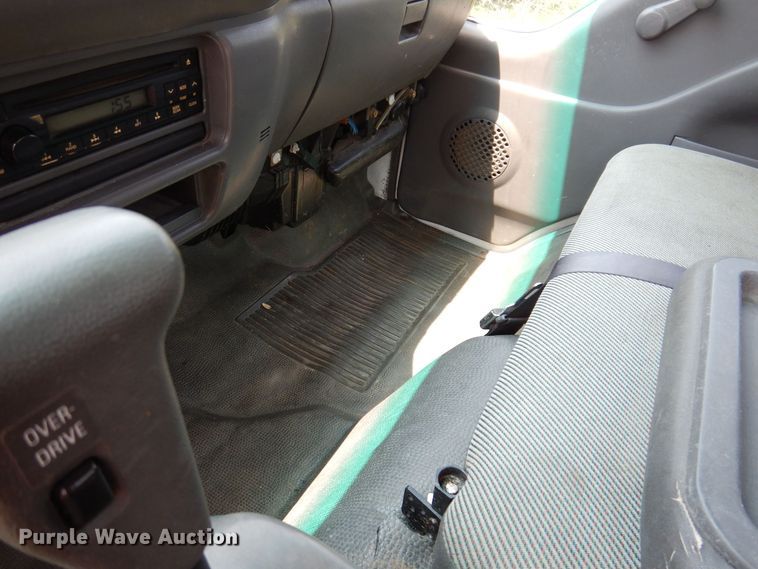 image for item JO9156 2005 GMC W4500  flatbed truck