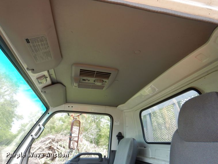 image for item JO9156 2005 GMC W4500  flatbed truck