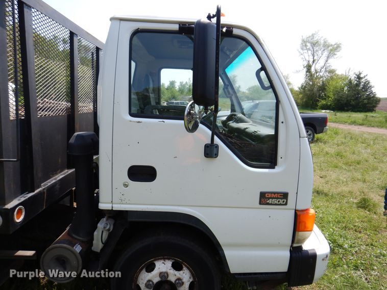 image for item JO9156 2005 GMC W4500  flatbed truck
