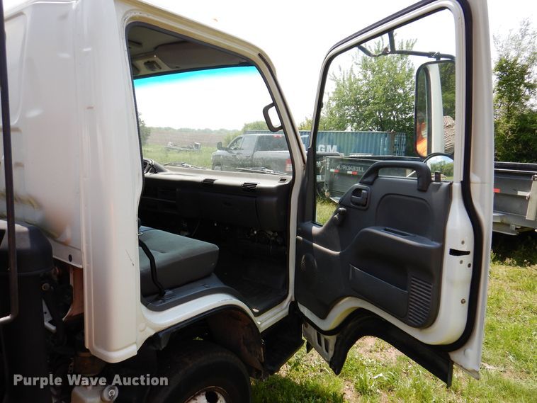 image for item JO9156 2005 GMC W4500  flatbed truck