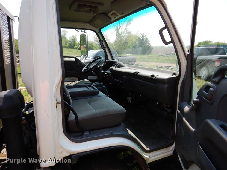 image for item JO9156 2005 GMC W4500  flatbed truck