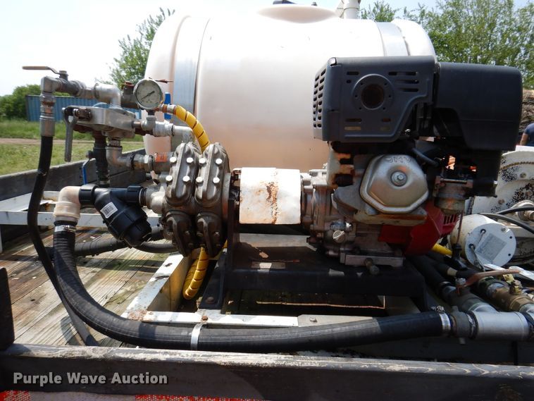 image for item JO9156 2005 GMC W4500  flatbed truck