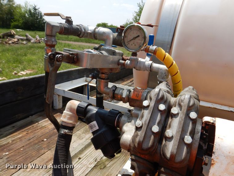 image for item JO9156 2005 GMC W4500  flatbed truck