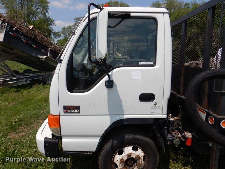 image for item JO9156 2005 GMC W4500  flatbed truck