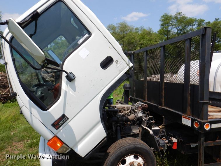image for item JO9156 2005 GMC W4500  flatbed truck
