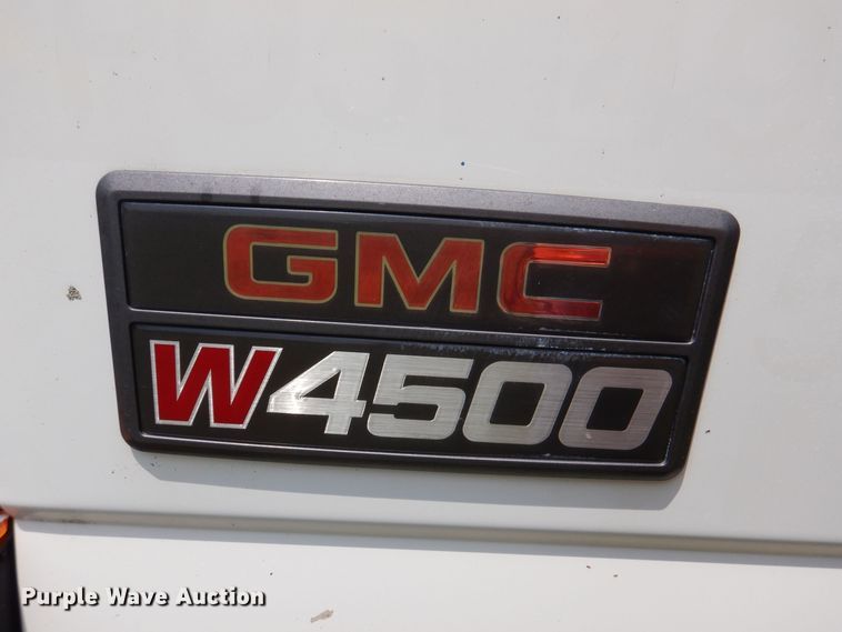 image for item JO9156 2005 GMC W4500  flatbed truck