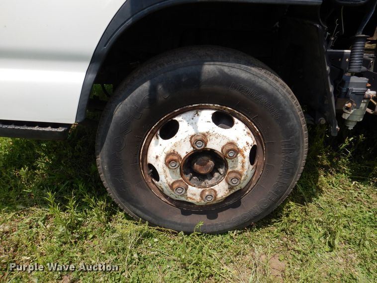 image for item JO9156 2005 GMC W4500  flatbed truck