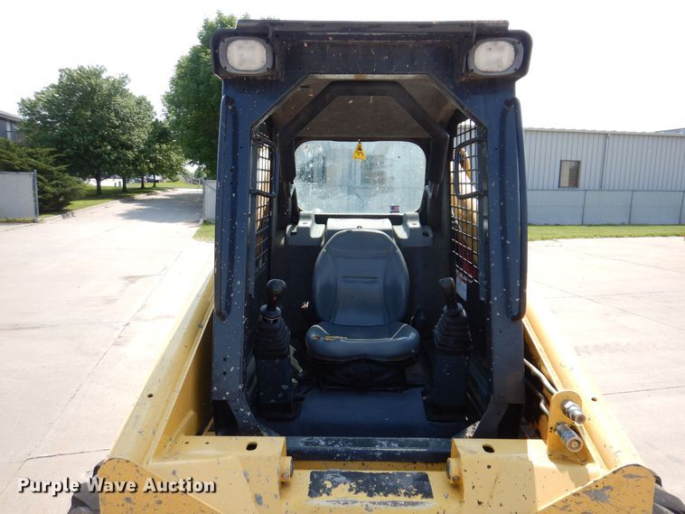 image for item JO9158 2012 Yanmar S220R  skid steer loader