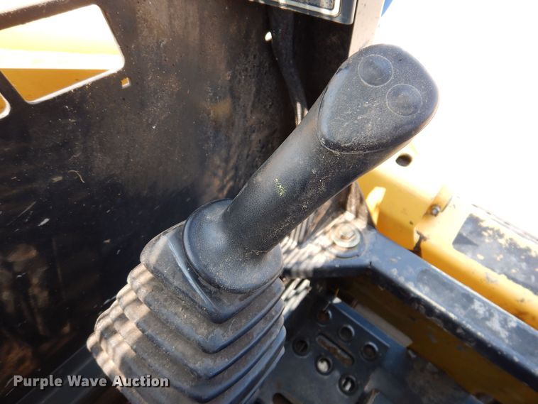 image for item JO9158 2012 Yanmar S220R  skid steer loader
