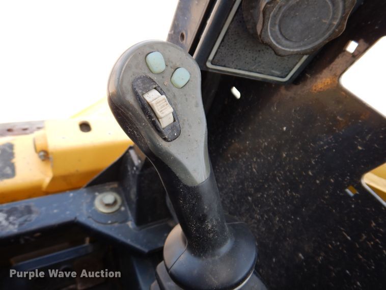 image for item JO9158 2012 Yanmar S220R  skid steer loader