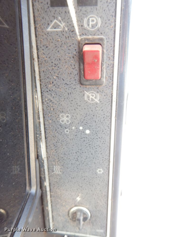 image for item JO9158 2012 Yanmar S220R  skid steer loader