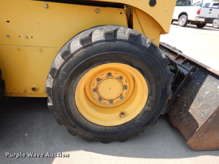 image for item JO9158 2012 Yanmar S220R  skid steer loader