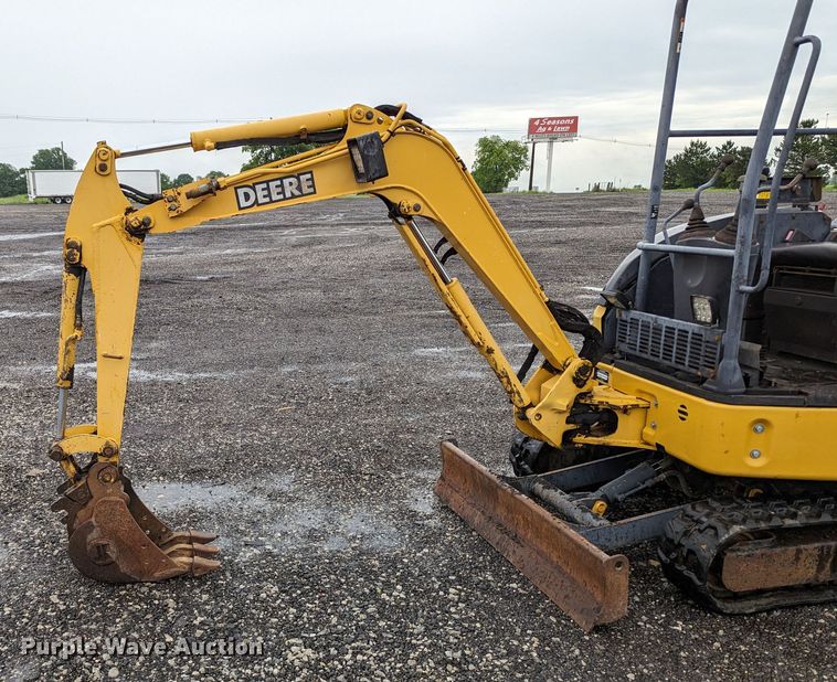 image for item KB9427 2005 John Deere 17ZTS  mini excavator