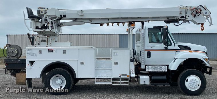 image for item KB9431 2013 International 7300 SFA  digger derrick truck