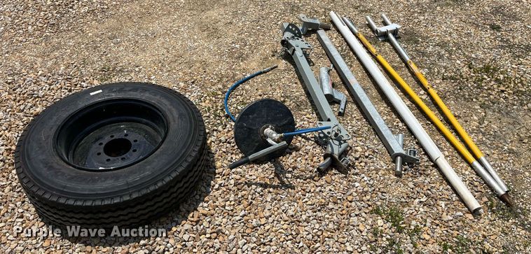 image for item LA9962 2022 Larson 5620  reel trailer