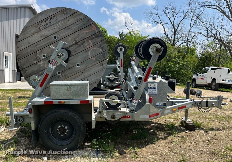 image for item LA9963 2021 Larson 5620  reel trailer