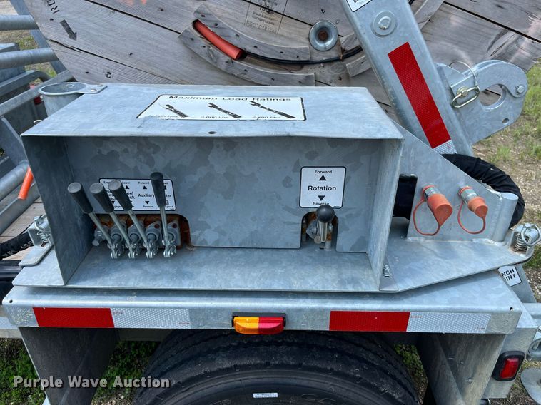 image for item LA9963 2021 Larson 5620  reel trailer