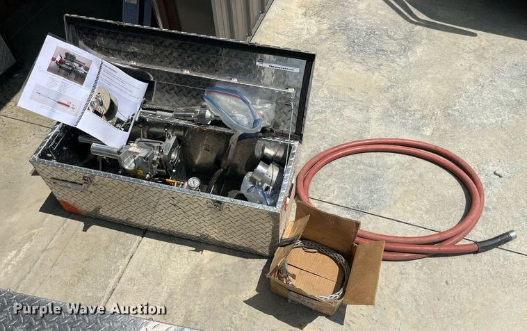 image for item LA9963 2021 Larson 5620  reel trailer