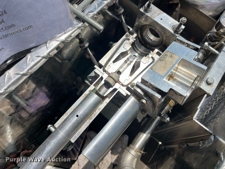 image for item LA9963 2021 Larson 5620  reel trailer