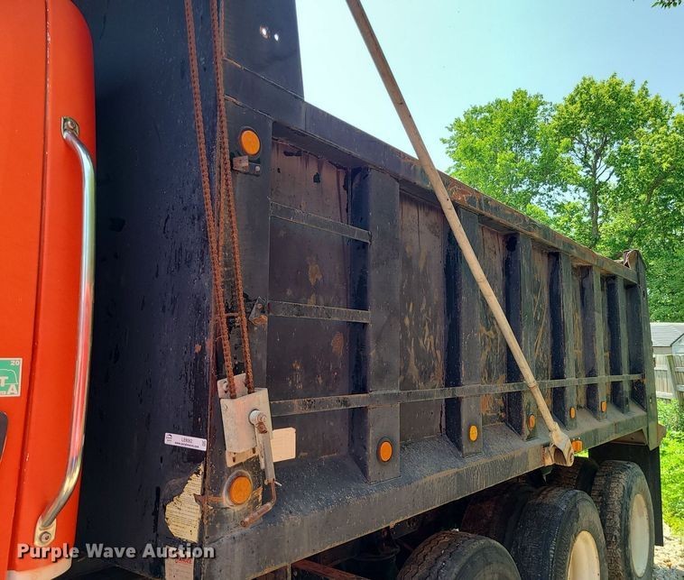 image for item LE9062 2006 Freightliner Business Class M2  dump truck